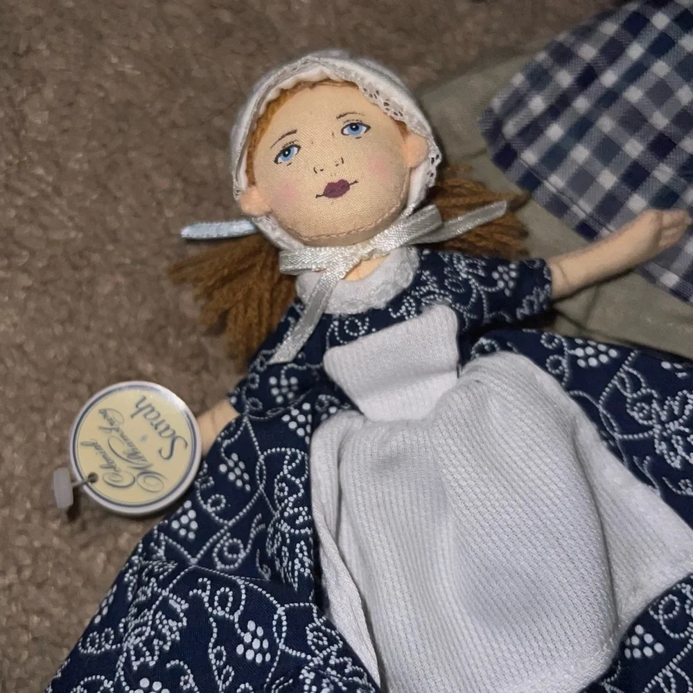 Vintage Colonial Williamsburg Cloth Fabric Dollhouse with Furniture and Dolls
